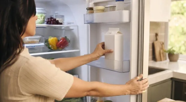 Leite na porta da geladeira: por que a variação de temperatura importa