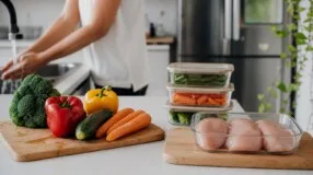 Intoxicação alimentar na cozinha: alimentos e pontos com maior risco de contaminação