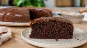 Bolo de chocolate úmido sem massa pesada: onde acertar a receita