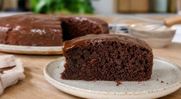 Bolo de chocolate úmido sem massa pesada: onde acertar a receita