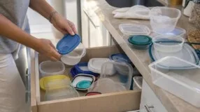 Tampas de potes sem pares roubam espaço: uma triagem resolve antes do organizador