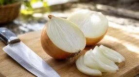 Cebola amarga depois de cortada? A faca e o tempo explicam o sabor