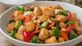 Frango xadrez com legumes firmes: a ordem da panela preserva cada textura
