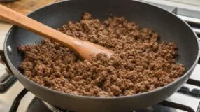 Carne moída soltinha sem líquido no fundo: panela quente e porções menores