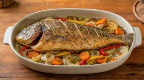 Peixe assado inteiro sem grudar: cama de legumes facilita servir
