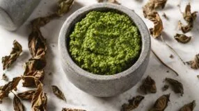 Pesto verde por mais tempo: água nas folhas dilui sabor e acelera oxidação