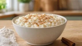Arroz-doce cremoso sem grãos duros: leite entra depois da primeira cocção