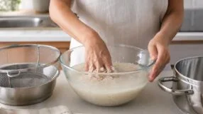 Lavar arroz antes de cozinhar muda a textura, mas nem todo prato pede o mesmo