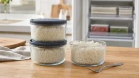 Congelar arroz em porções preserva textura e facilita o reaquecimento correto