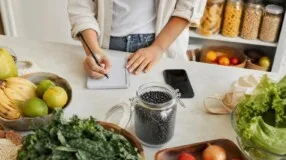 Lista de compras por setores reduz voltas no mercado e alimentos esquecidos